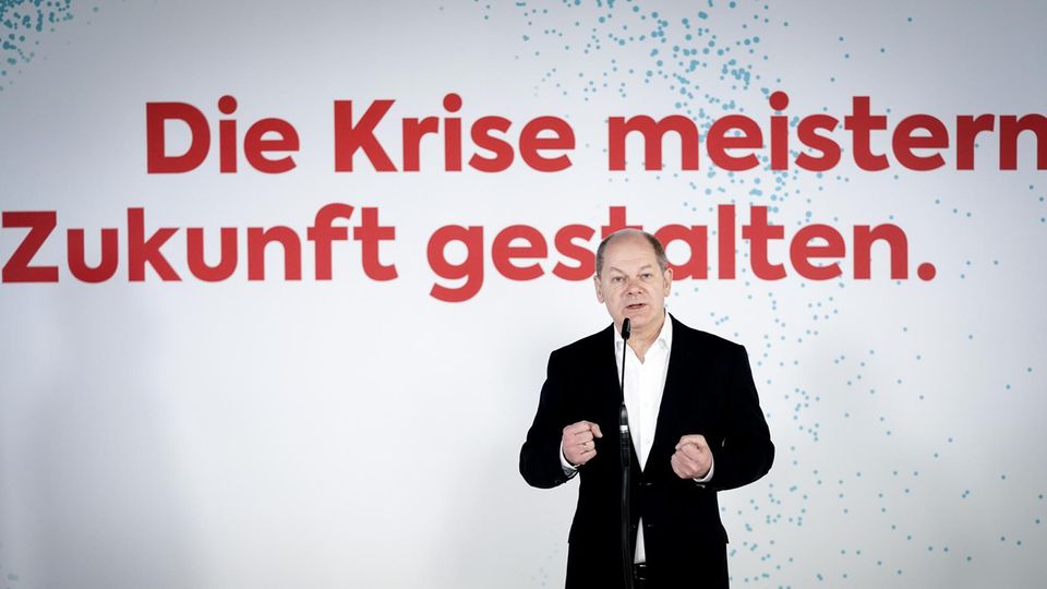 Olaf Scholz, im Hintergrund der Schriftzug "Die Krise meistern. Zukunft gestalten."