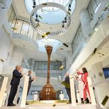 Neue Attraktion in der Nähe von Zürich: Am Hauptsitz der weltbekannten Firma hat das Schokoladen-Museum Lindt Home of Chocolate eröffnet, inklusive einem mehr als 9 Meter hohen Brunnen mit 1,5 Tonnen flüssiger Schoggi. Besucher erhalten Einblick in die Schokoladenproduktion, und es gibt viel Information und Anekdoten über die Schokoladenpioniere der Schweiz.  Infos: www.lindt.ch