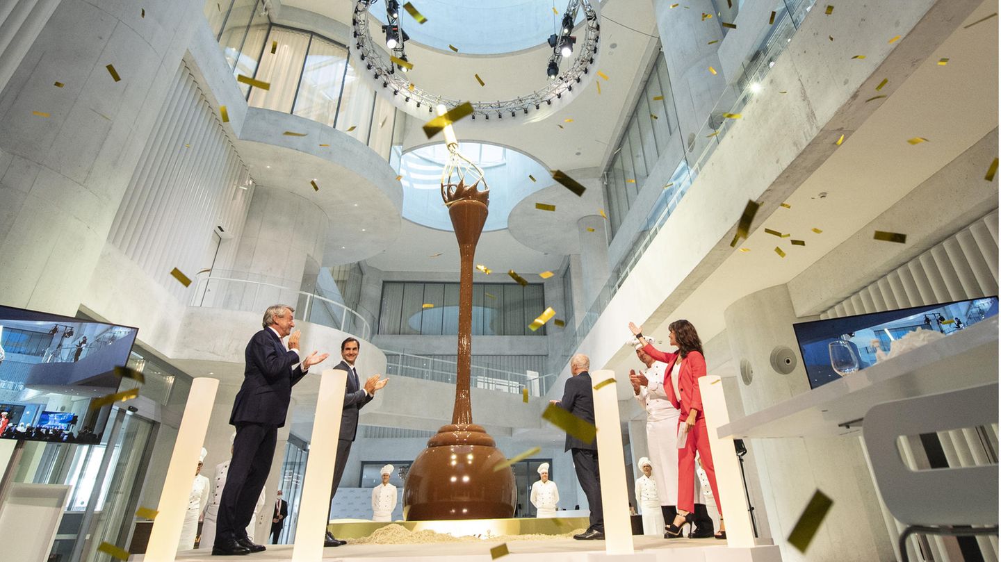 Stille Tage in den Bergen: Neue Attraktion in der Nähe von Zürich: Am Hauptsitz der weltbekannten Firma hat das Schokoladen-Museum Lindt Home of Chocolate eröffnet, inklusive einem mehr als 9 Meter hohen Brunnen mit 1,5 Tonnen flüssiger Schoggi. Besucher erhalten Einblick in die Schokoladenproduktion, und es gibt viel Information und Anekdoten über die Schokoladenpioniere der Schweiz. Infos: www.lindt.ch Neue Attraktion in der Nähe von Zürich: Am Hauptsitz der weltbekannten Firma hat das Schokoladen-Museum Lindt Home of Chocolate eröffnet, inklusive einem mehr als 9 Meter hohen Brunnen mit 1,5 Tonnen flüssiger Schoggi. Besucher erhalten Einblick in die Schokoladenproduktion, und es gibt viel Information und Anekdoten über die Schokoladenpioniere der Schweiz. Infos: www.lindt.ch