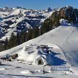 Zeitlich begrenzte Hotels, deren Wände und Decken aus Schnee errichtet worden sind, gibt es mehrere in der Schweiz, zum Beispiel in Davos-Klosters oder in Gstaad (Foto) im Berner Oberland. Die Gäste verbringen die Iglu-Nächte auf dicken Fellen in warmen Daunenschlafsäcken.  Infos: www.iglu-dorf.com, www.gstaad.ch