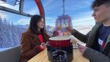 Das helvetische Nationalgericht mal anders genießen: Es muss nicht immer am Tisch im Restaurant sein. Wie wäre es, ein Fondue in der Tram in Zürich, im ältesten Elektro-Zahnradtriebwagen der Welt auf die Rigi oder in der Gondel einer Seilbahn auf den 2128 Meter hohen Berg Pilatus oberhalb von Luzern zu sich zu nehmen?  Infos: www.pilatus.ch
