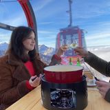 Das helvetische Nationalgericht mal anders genießen: Es muss nicht immer am Tisch im Restaurant sein. Wie wäre es, ein Fondue in der Tram in Zürich, im ältesten Elektro-Zahnradtriebwagen der Welt auf die Rigi oder in der Gondel einer Seilbahn auf den 2128 Meter hohen Berg Pilatus oberhalb von Luzern zu sich zu nehmen?  Infos: www.pilatus.ch