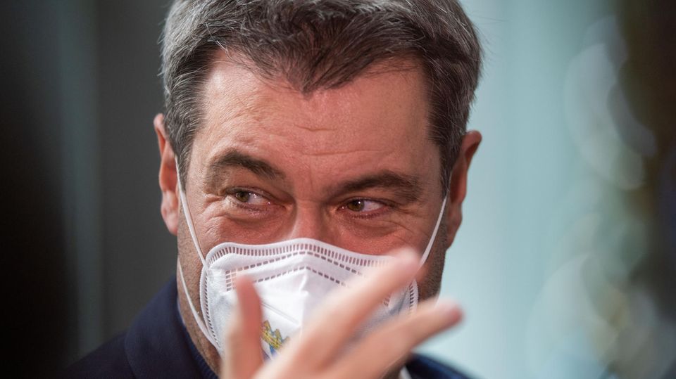 Bayerns Ministerpräsident Markus Söder schützt sich und andere mit einer FFP2-Maske vor einer Coronavirus-Infektion