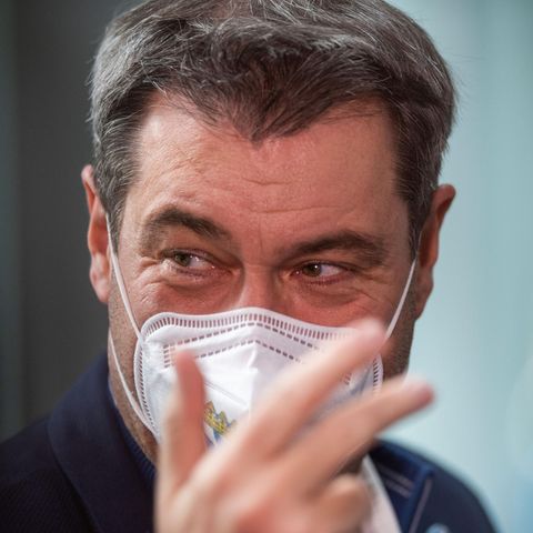 Bayerns Ministerpräsident Markus Söder schützt sich und andere mit einer FFP2-Maske vor einer Coronavirus-Infektion
