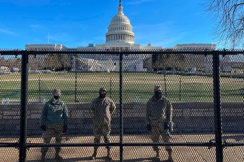 Angehörige der Nationalgarde sichern das US-Kapitol in Washington