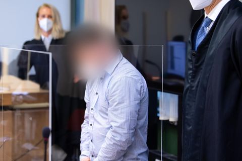Der wegen Mordes angeklagte 35-Jährige steht vor Prozessbeginn im Landgericht München im Gerichtssaal.