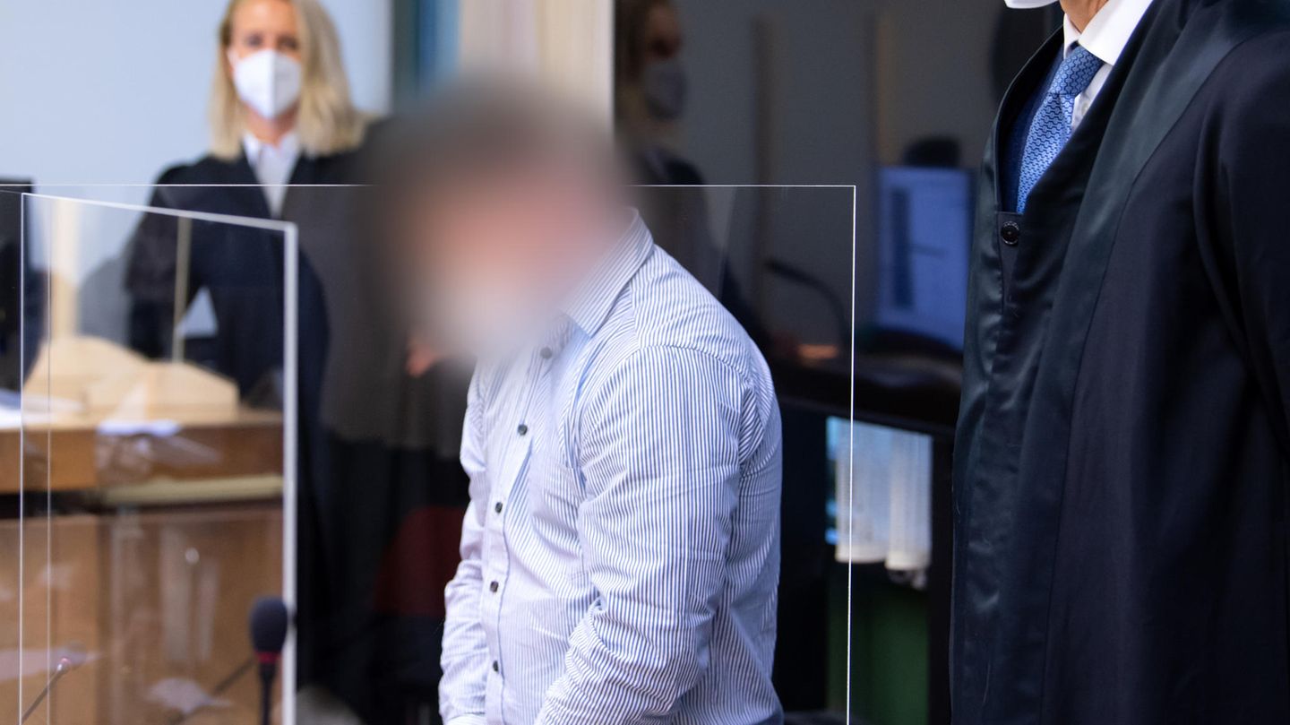 Der wegen Mordes angeklagte 35-Jährige steht vor Prozessbeginn im Landgericht München im Gerichtssaal.