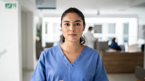 Pflege-Petition: Eine Pflegefachkraft steht auf einem Flur