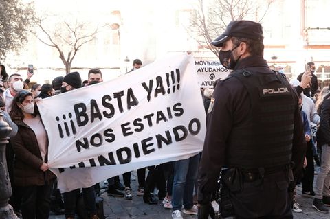 "Schluss damit, ihr ruiniert uns" steht auf einem Banner der Demonstanten. Angesichts schnell steigender Infektionszahlen hatten die Behörden ab 13. Januar 2021 auch Treffen im privaten Kreis mit Personen, die nicht im eigenen Haushalt leben, weitgehend verboten.