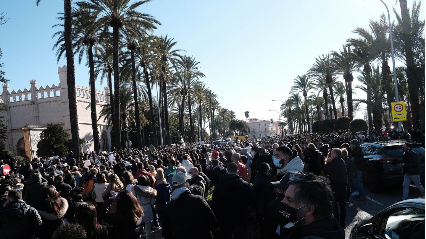 Dichtes Gedränge in Palma de Mallorca: Demonstranten vor dem Consolat de Mar, dem Sitz der Regierung der Balearen. Sie protestieren gegen die Einschränkungen, die durch die Maßnahmen gegen die Verbreitung des Coronavirus entstehen.