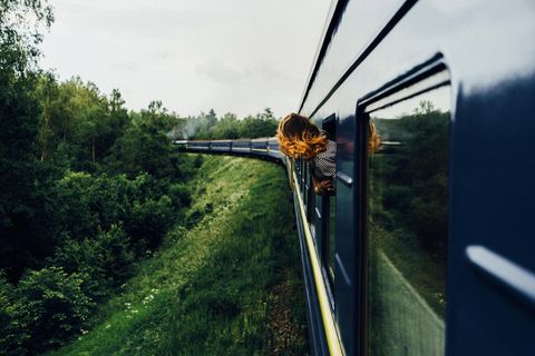 Mitten durch die Landschaft: In der Bahn werden wir zu Betrachtern der vorüberziehenden Welt