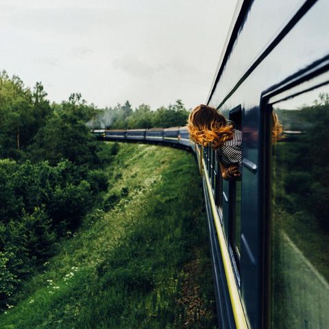 Mitten durch die Landschaft: In der Bahn werden wir zu Betrachtern der vorüberziehenden Welt