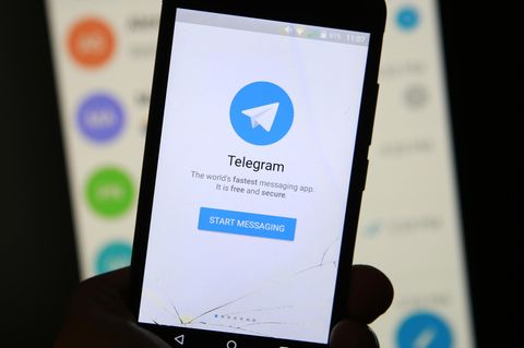 Logo des Messengerdienstes Telegram auf einem Smartphone
