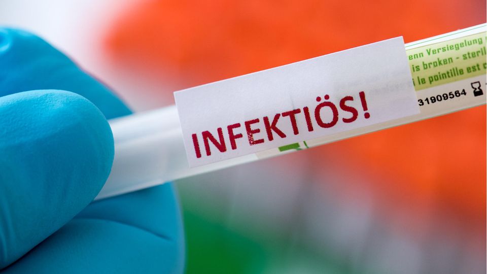 Proben für Corona-Tests werden im Diagnosticum-Labor in Plauen für die weitere Untersuchung vorbereitet.