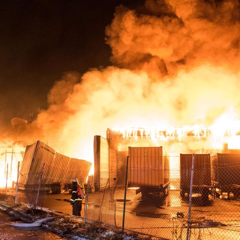 Feuerwehrleute löschen einen Großbrand in Hamburg