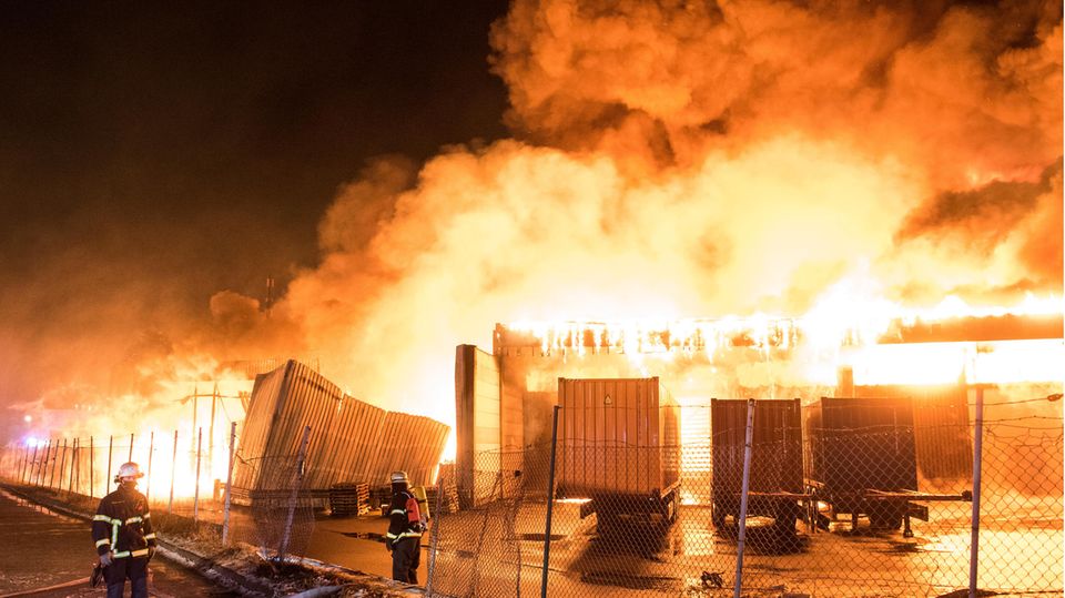 Nachrichten Deutschland Hamburg Feuerwehrleute löschen einen Großbrand in Hamburg