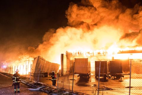Feuerwehrleute löschen einen Großbrand in Hamburg