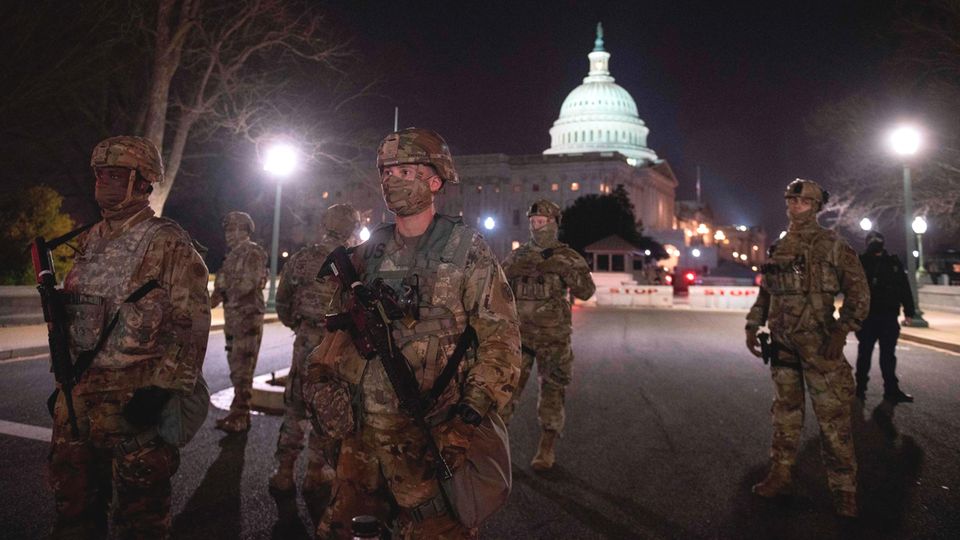 Bewaffnete Mitglieder der Nationalgarde bewachen das Kapitol in Washington