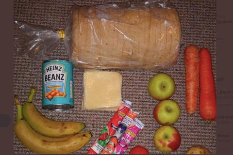 Der Inhalt eines Essenpaketes besteht aus Brot, Baked Beans, etwas Obst und etwas Käse