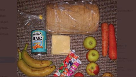 Der Inhalt eines Essenpaketes besteht aus Brot, Baked Beans, etwas Obst und etwas Käse