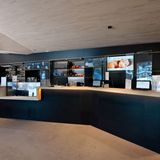 Ein Wellness-Aufenthalt muss nicht teuer sein. In der Schweiz wurde gerade die Wellness-Hostel 3000 in Laax mit hohem Wohlfühlfaktor eröffnet. Zur Jugendherberge mit 158 Betten gehört das "Aua Grava", eine große Bade- und Wellnesswelt mit Erlebnisrutschen, Fitnesscenter, Spa-Bereich, Feuerbad und Klangraum.  Infos: www.youthhostel.ch