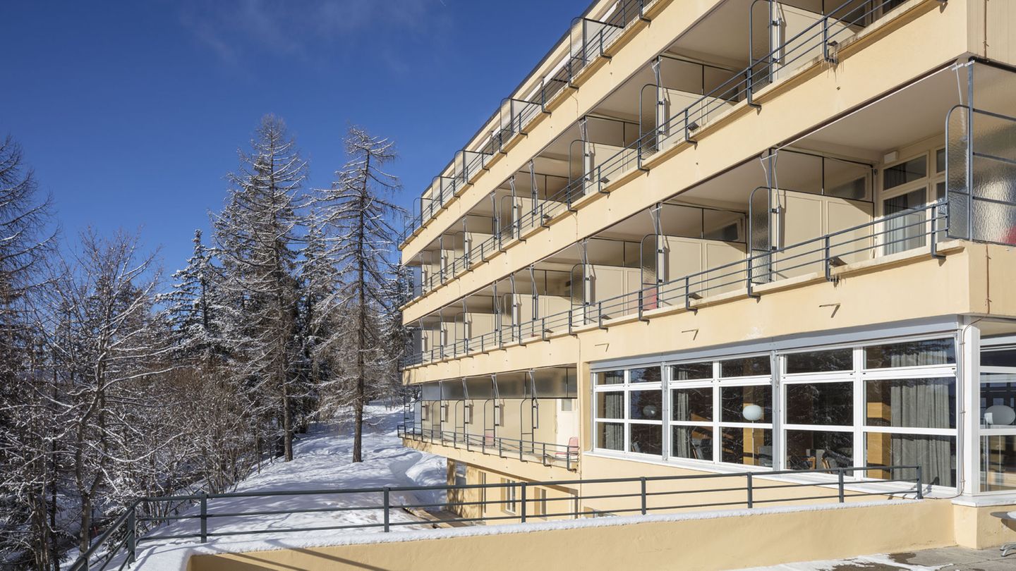 In dem Walliser Ort muss es nicht nur mondän und hochpreisig zugehen: Als Unterkunftstipp sei die Schweizer Jugendherberge Crans-Montana empfohlen. Die Hostel ist in dem ehemalige Sanatorium Bella Lui  ("schönes Licht" heisst Bella Lui im alten Walliser Dialekt) untergebracht, ein Entwurf des Architektenpaar Rudolf Steiger und Flora Steiger-Crawford aus dem Jahre 1930. Das Gebäude im Bauhaus-Stil steht heute unter Denkmalschutz und gehört zur Vereinigung der Swiss Historic Hotels.  Infos: https://www.youthhostel.ch