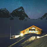 "Kommt und genießt einige Tage im Schnee, weit weg von Hektik und schlechten Nachrichten", sagt Christian Wittwer, der Wirt der abgelegenen Alphütte Chamonna Tuoi des Schweizer Alpen-Clubs im Unterengadin. Bisher hatte er nur im Sommer geöffnet, doch jetzt kann man zu ihm in zweieinhalb Stunden von Guarda aus mit Tourenskis oder Schneeschuhen laufen und in der 2250 Meter hoch gelegenen Unterkunft übernachten – einsamer geht es nicht.  Infos: www.tuoi.ch