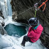 Action am Seil über 500 Höhenmeter: Wie Flug geht es in der Schlucht von Pontresina an Ziplines an eisverhangenen Felswänden und zugefrorenen Wasserfällen vorbei. Bei der gut zweistündigen Tour Winter-Canyoning in der vereisten Schlucht wandern, klettern und gleiten die Gäste, unter der Leitung eines Bergführers.Schwindelfrei sollten die Teilnehmer schon sein.  Infos: https://bergsteiger-pontresina.ch/winter