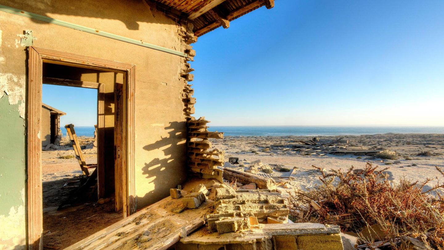 Lost Places in Afrika: Die Ruine eines ehemaligen Wohnhauses mit Meerblick: Die Geisterstadt Elizabeth Bay liegt direkt am Meer. Die Ruine eines ehemaligen Wohnhauses mit Meerblick: Die Geisterstadt Elizabeth Bay liegt direkt am Meer.