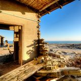 Die Ruine eines ehemaligen Wohnhauses mit Meerblick: Die Geisterstadt Elizabeth Bay liegt direkt am Meer.