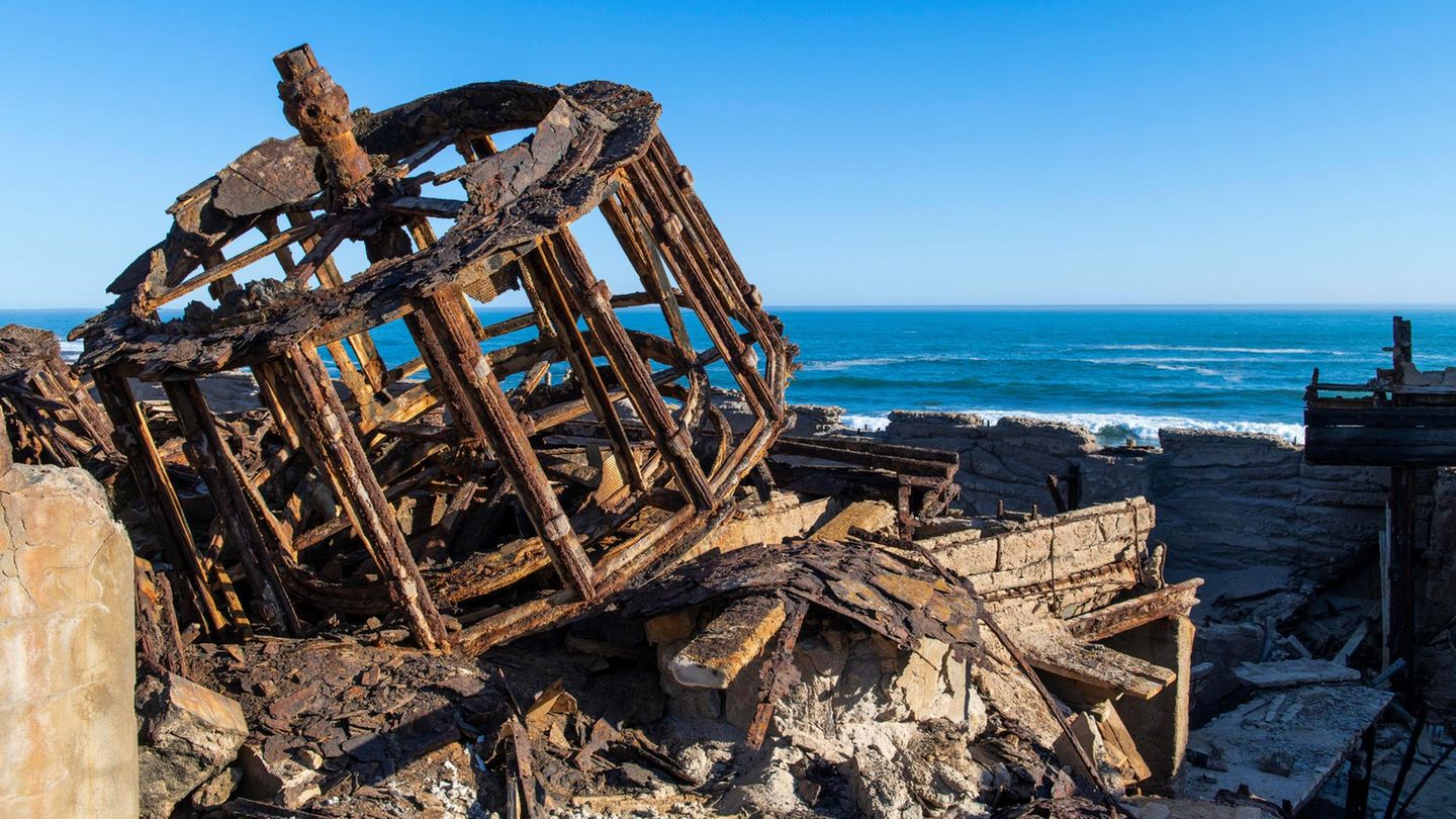 Die rostige Eisenkonstruktion gehört zu den Resten einer Diamantenwaschanlage in Elizabeth Bay
