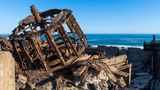 Die rostige Eisenkonstruktion gehört zu den Resten einer Diamantenwaschanlage in Elizabeth Bay