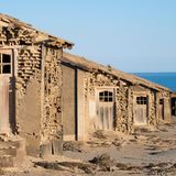 Die Bucht und das umliegende Gebiet gehören zu einem Sperrgebiet, das sich aufgrund der Bodenschätze entlang der Küste im Süden Namibias erstreckt.