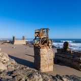 Vom Meer aus hat auch die stürmische Brandung der verlassenenen Siedlung mehr und mehr zugesetzt