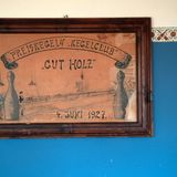 An der Wand in dem Gebäude mit einer Kegelbahn hängt noch die Tafel wie ein Zeugnis aus belebten Zeiten in den 20er Jahren.