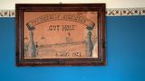An der Wand in dem Gebäude mit einer Kegelbahn hängt noch die Tafel wie ein Zeugnis aus belebten Zeiten in den 20er Jahren.