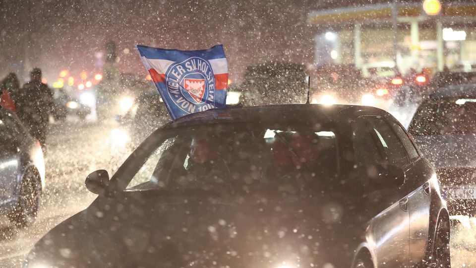 Kieler Fans feiern mit einem Autokorso den Sieg ihres Teams über den FC Bayern