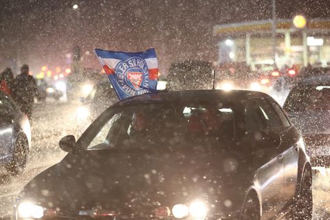 Kieler Fans feiern mit einem Autokorso den Sieg ihres Teams über den FC Bayern