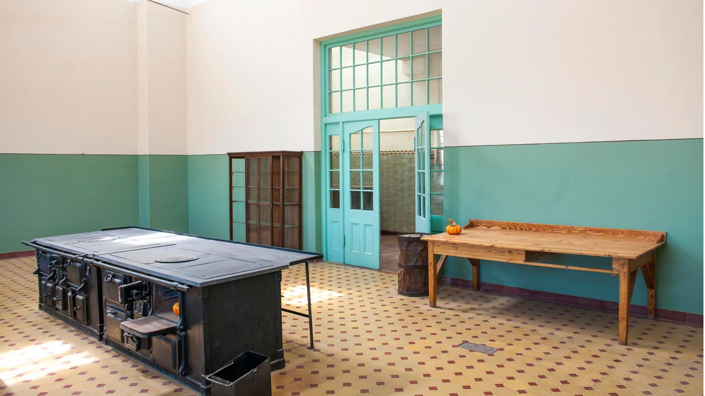 Unter anderem wurde die ehemalige Küche im Gemeindehaus in den ursprünglichen Zustand zurückversetzt. Kolmanskop ist nur im Rahmen von Führungen zu besichtigen.