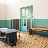 Unter anderem wurde die ehemalige Küche im Gemeindehaus in den ursprünglichen Zustand zurückversetzt. Kolmanskop ist nur im Rahmen von Führungen zu besichtigen.