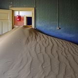 Meterhoch liegt in diesen Räumen inzwischen der Sand