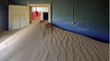 Meterhoch liegt in diesen Räumen inzwischen der Sand