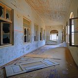 In dem ehemaligen Schulhaus von Kolmanskop hat der Wind mit Fenstern und Türen leichtes Spiel