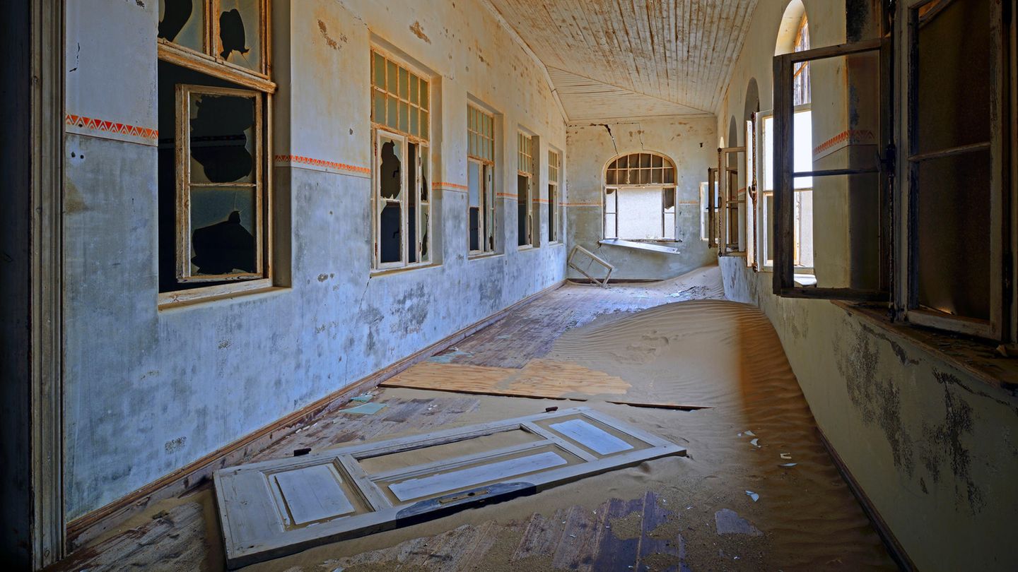 In dem ehemaligen Schulhaus von Kolmanskop hat der Wind mit Fenstern und Türen leichtes Spiel