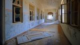 In dem ehemaligen Schulhaus von Kolmanskop hat der Wind mit Fenstern und Türen leichtes Spiel