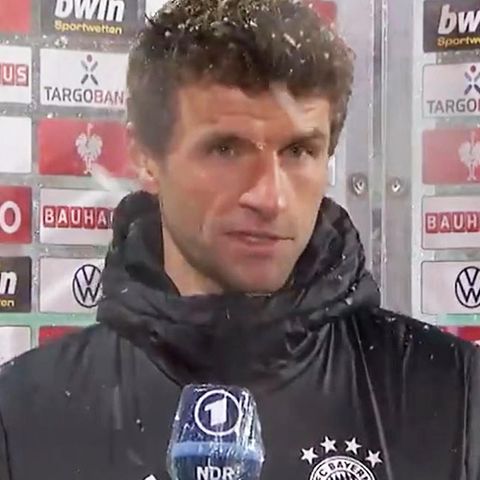 Thomas Müller zeigte sich wenig amüsiert über die mit einem kleinen Lachen vorgetragene Frage der NDR-Reporterin Valeska Homburg