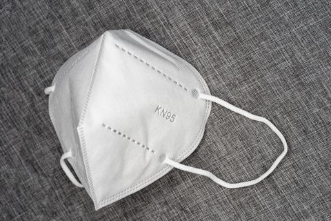 Eine FFP2-Maske liegt auf einem Tisch