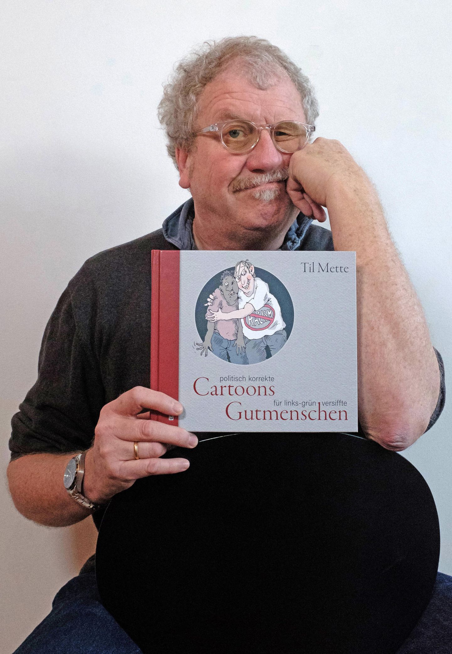 Til Mette kam als Gotthard-Tilmann Mette 1956 in Bielefeld auf die Welt. Bereits als Schüler zeichnete er Karikaturen. Noch während seines Lehramtsstudiums erschienen seine Zeichnungen in der "Süddeutschen Zeitung" und der "Frankfurter Rundschau". 1985 gehört er zu den Mitbegründern der "taz" Bremen, in der seine Cartoons regelmäßig gedruckt wurden.  1991 veröffentlichte der Lappan Verlag sein erstes Cartoon-Buch, viele weitere folgten. Zuletzt erschien "Politisch korrekte Cartoons für links-grün versiffte Gutmenschen" (siehe Foto).  1992 zog Til Mette mit seiner Frau, einer promovierten Mathematikerin, in die USA , sie lebten zunächst in New York, später in New Jersey. Seit Januar 1996 zeichnet er exklusiv für den stern. 2006 zog Mette mit seiner inzwischen auf vier Personen angewachsenen Familie wieder zurück nach Deutschland und lebt in Hamburg.