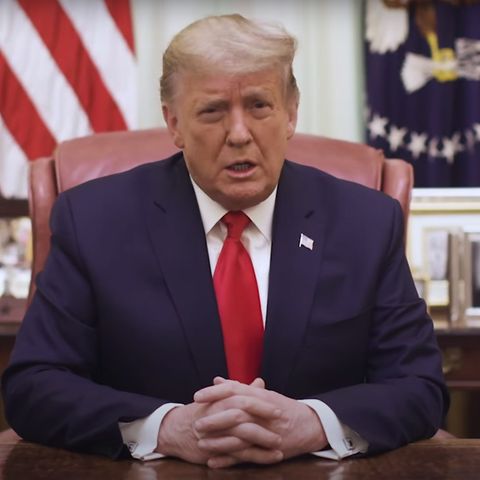US-Präsident Donald Trump sitzt in einem Büro des Weißen Hauses an einem hölzernen Schreibtisch und spricht